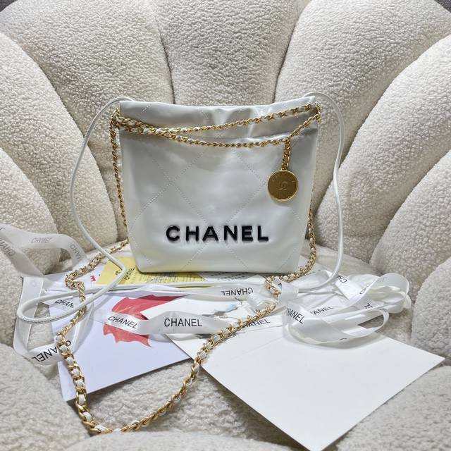 New arrival! White and black! Chanel123S3980's Mini 22 is a real hit! I'm alway