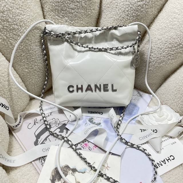 New arrival! White with silver! Chanel123S3980's Mini 22 is a hit! I'm always d