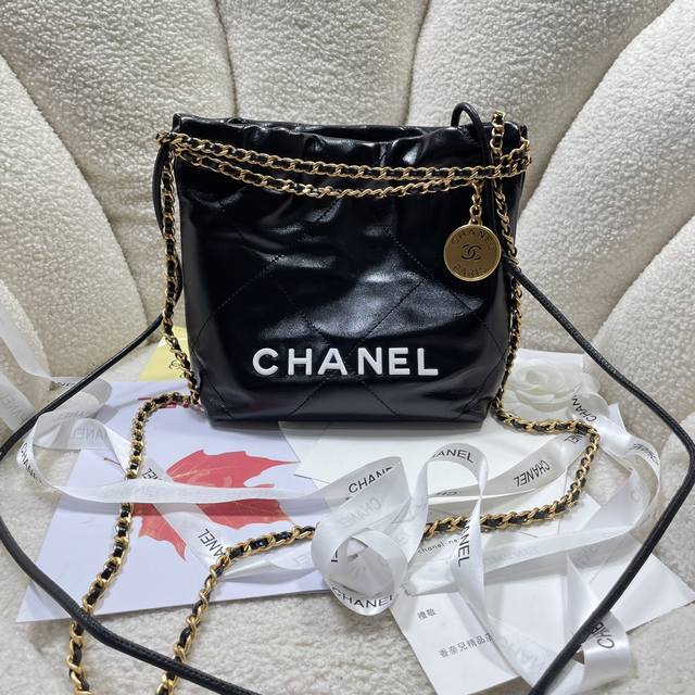 New arrival! Black and white! Chanel123S3980's Mini 22 is a hit! Chanel bags an