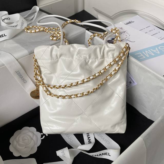 Chane123Sas3980 Chanel's Mini 22 is a hit! I'm always drawn to Chanel's bags and