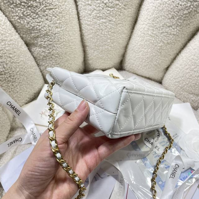 White 24A Kelly handle bag with velvet fabric Fashion is a cycle. The popular vi