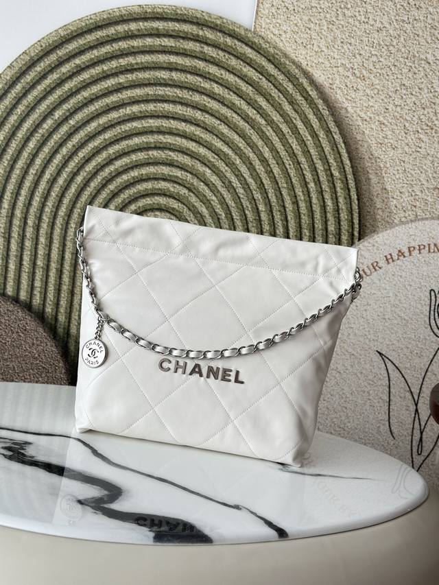 A brand new bag is coming soon! Original leather, silver, small size: 3260. A ho