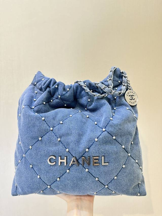 3260 3261 Compared to the old 22Bag model, the bag is made of denim and decorate