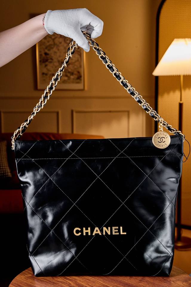 24B 22Bag with parentheses and pockets. Original Montebello fetal black. This ne