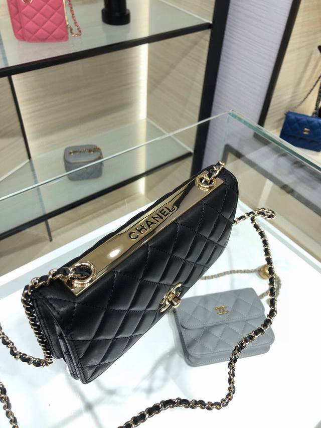 Ohanel 22B new panda color Woc chain bag in lambskin. Flap closure DDD. Metal pl
