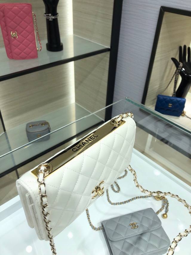 Ohanel 22B new panda color Woc chain bag in lambskin. Flap closure DDD. Metal pl