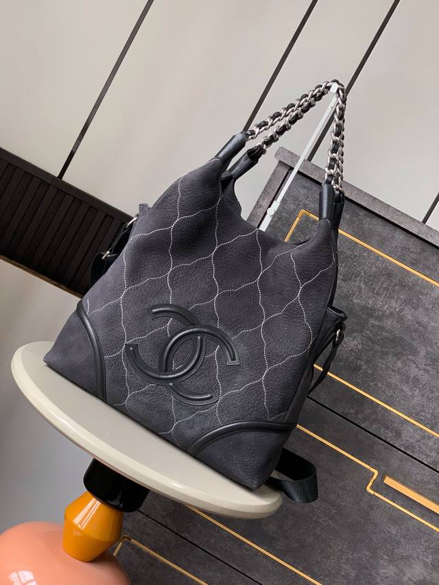 Top-quality original shipment! Dark black Ohanel suede tote bag. Casual and effo