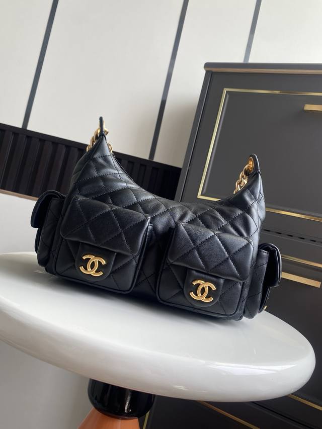 Small 25C popular model. This bag is surprisingly lightweight and beautiful. The