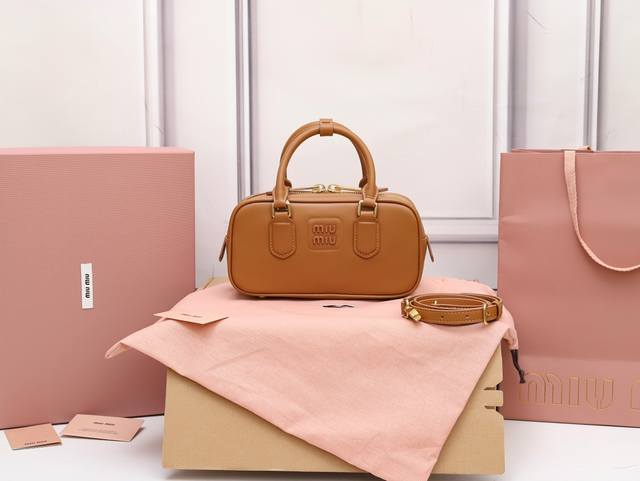 Premium original leather 5Bb142M's new bowling bag, featured on the official we