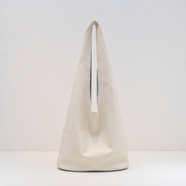 The Ro* Bindle Bag As simple and relaxed as ever Worry-free commuting and full o