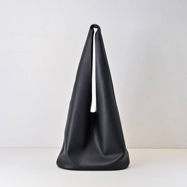 The Ro* Bindle Bag As simple and relaxed as ever Worry-free commuting and full o