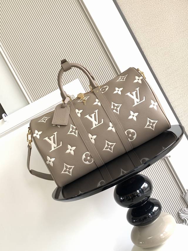 Superior Dynamic Chip This style features embossed leather, featuring oversized