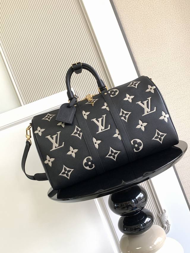 Superior Dynamic ChipThis style features embossed leather, featuring oversized f
