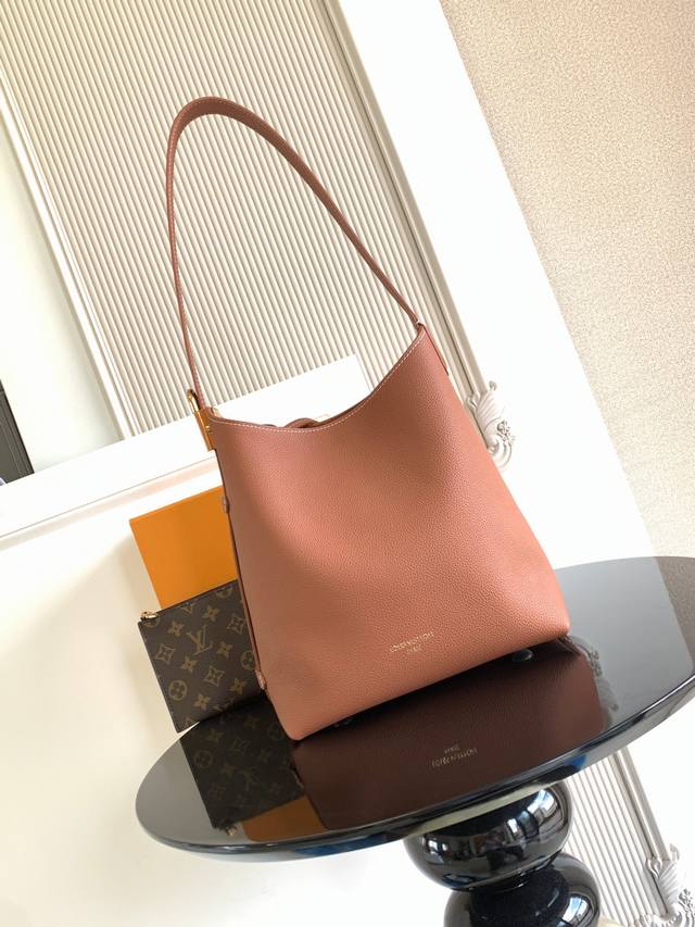 Superior Dynamic ChipThis medium handbag is crafted from grained cowhide leather