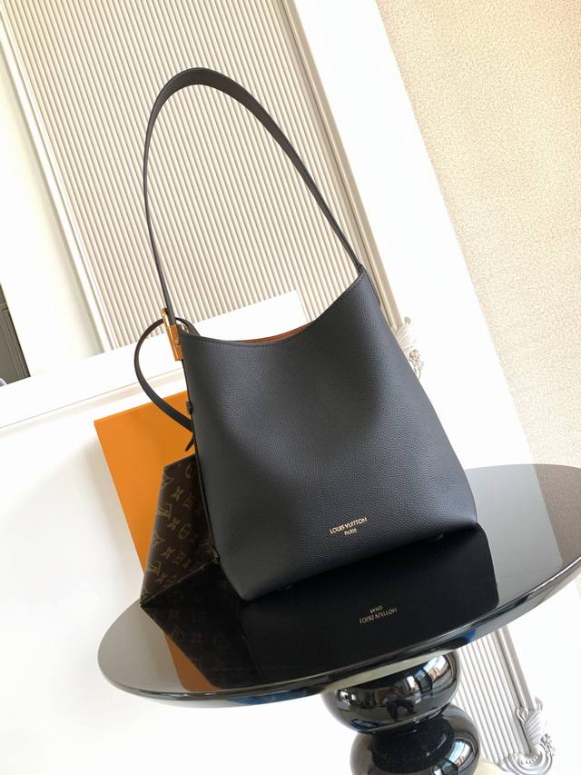 Superior Dynamic ChipThis medium handbag is crafted from grained cowhide leather