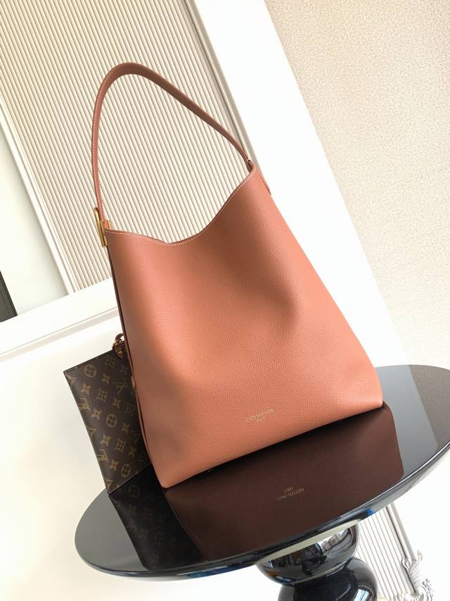 Superior Dynamic ChipThis medium handbag is crafted from grained cowhide leather