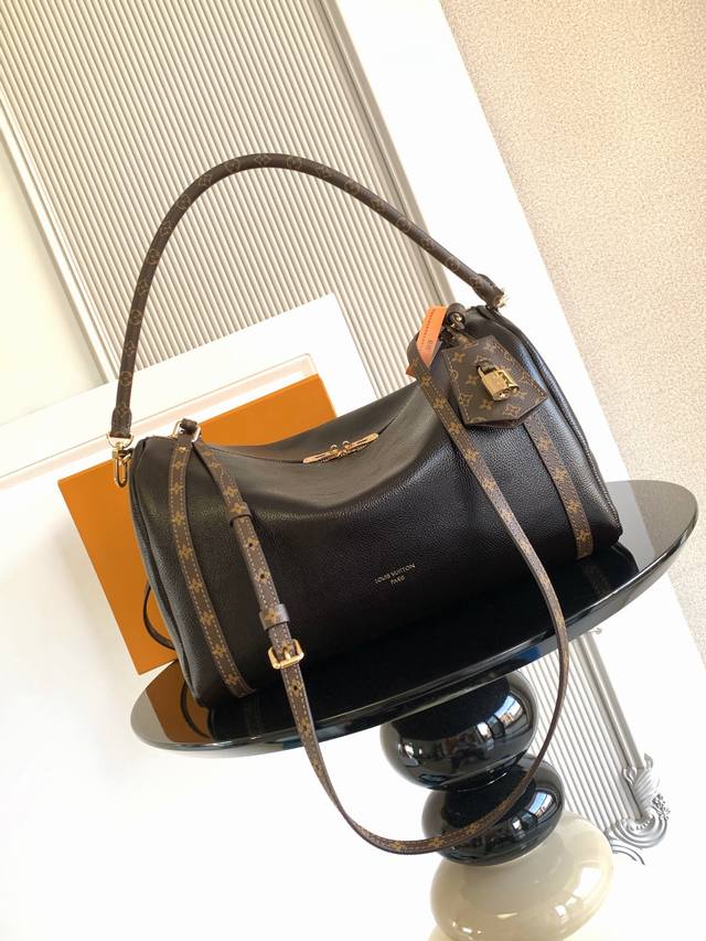 Super Dynamic ChipThis season's medium handbag is crafted for the modern woman.