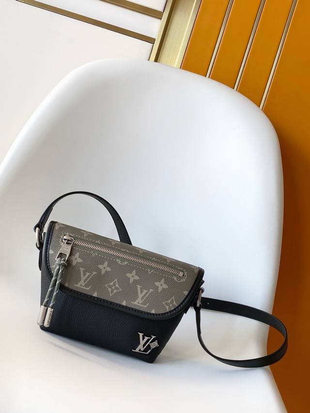 The premium original M12618 Pulse mini bag features a masterful blend of tradit
