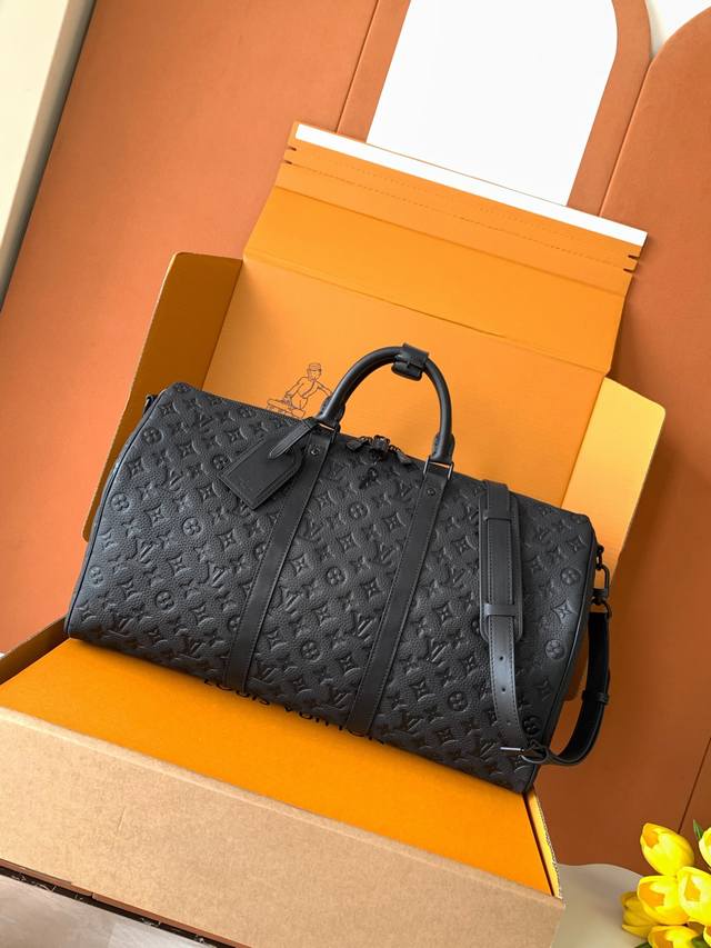 Superior Dynamic ChipThis travel bag features a fine embossed cowhide leather pa