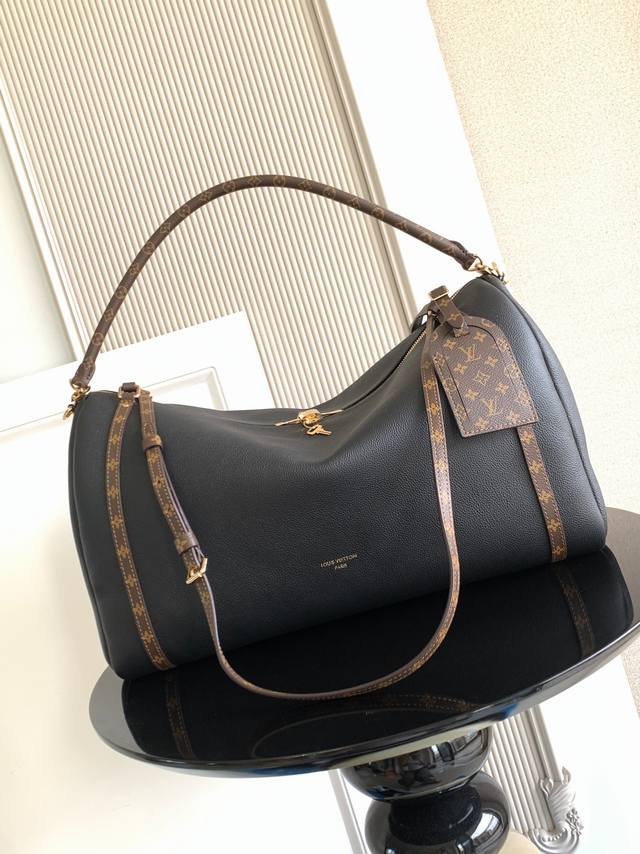 Super Dynamic Chip Large Handbags inject a gentle touch into the classic handbag