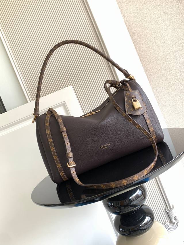 Super Dynamic ChipThis season's medium handbag is crafted for the modern woman.