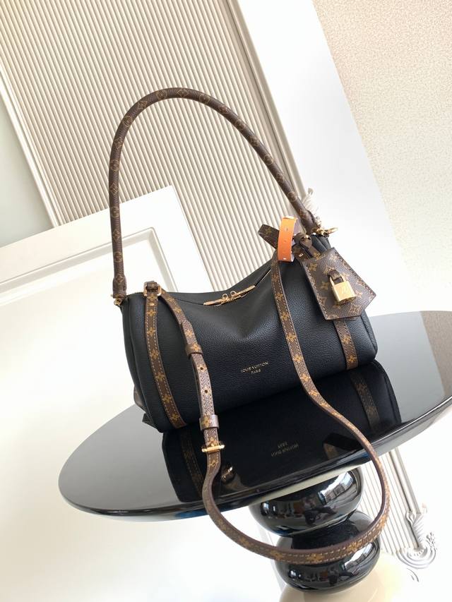 Super Dynamic ChipThis small handbag is an urban masterpiece, inspired by the br