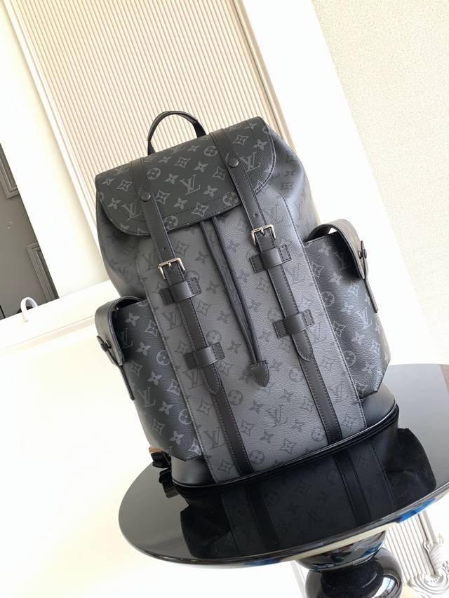 Super Dynamic ChipThis medium backpack features canvas and leather trim, reimagi