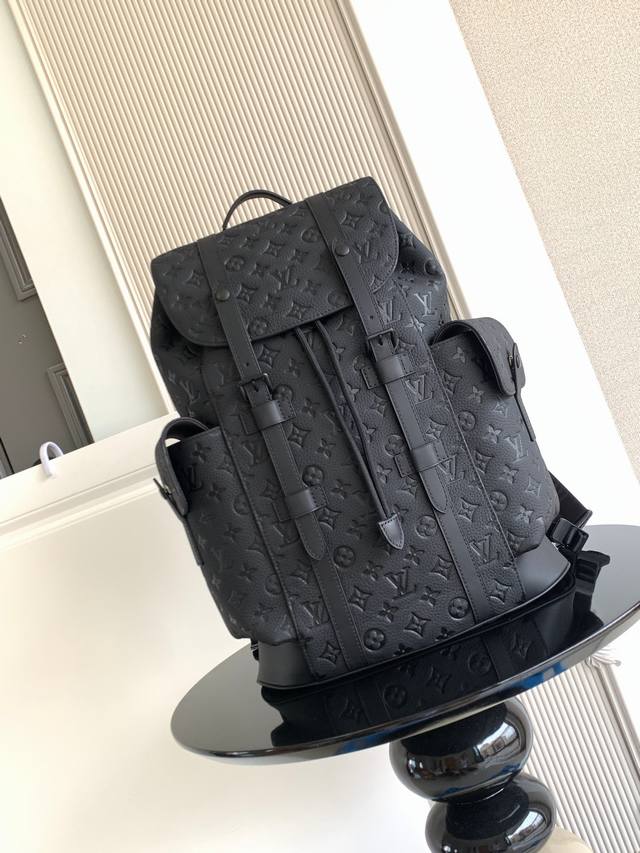 Superior Dynamic ChipThis medium backpack is crafted from embossed cowhide leath