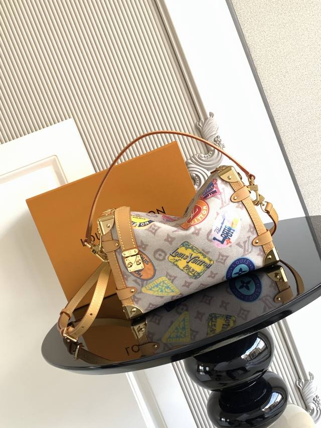Superior Dynamic ChipThis medium Side Trunk bag from the Flight Mode collection