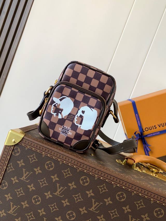 N40768 Premium Original Single Code Chip 163C This Amazone crossbody bag is craf