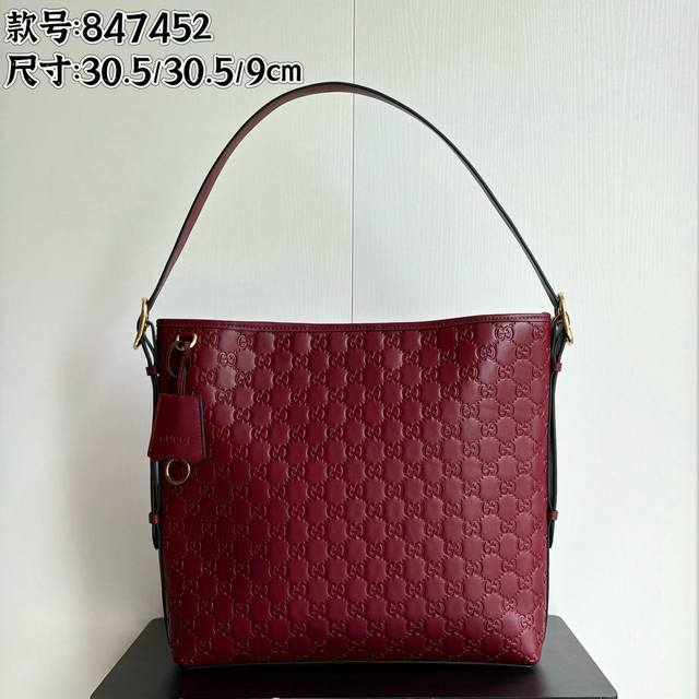 Real shot# Style number: 847452 Dimensions: Width 30.5X Height 30.5X Side width