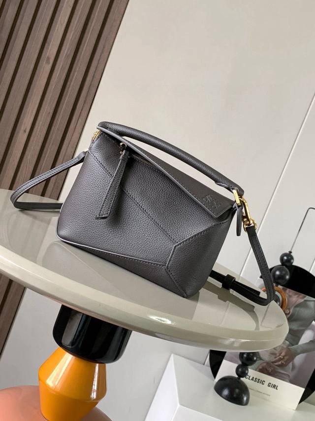Original Leather DDD's new, popular geometric bag, the mini 18cm Puzzle handbag