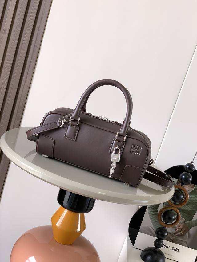 Original leather New celebrity-style handbag Amazona is Loewe's iconic handbag f