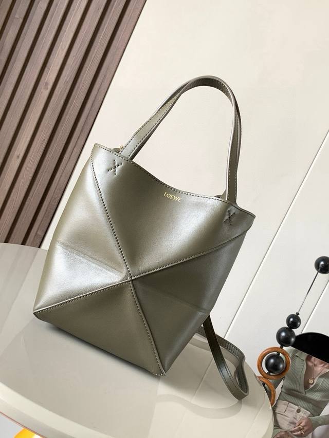 Original leather The new mini Puzzle Fold handbag in shiny cowhide leather has o
