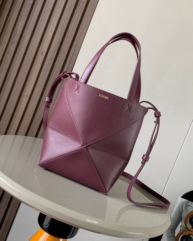 Original leather The new mini Puzzle Fold handbag in shiny cowhide leather has o
