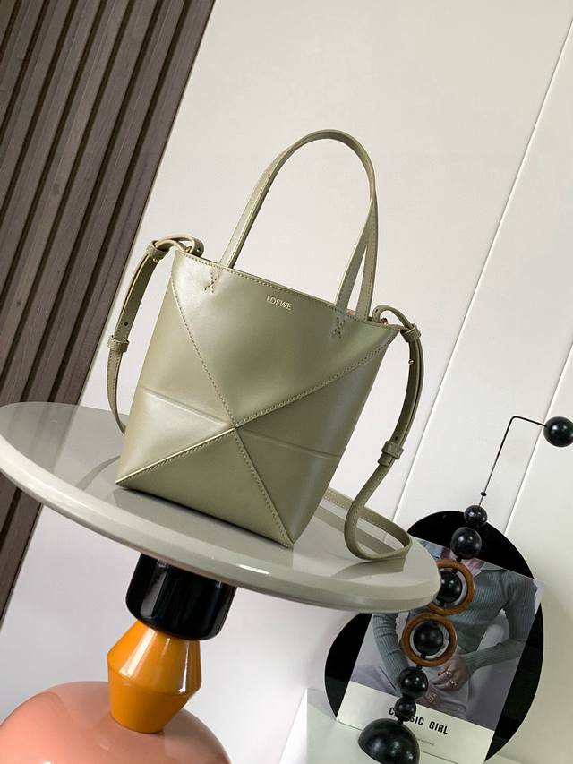 Original leather The new mini Puzzle Fold handbag in shiny cowhide leather has o