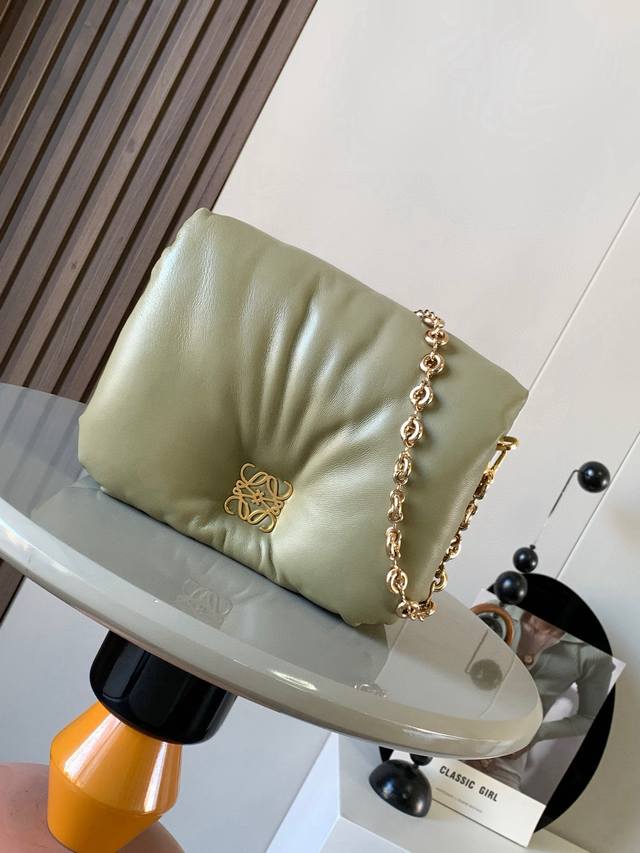 Original leather Shiny Nappa leather Puffer Goya handbag. Inspired by Goya's aes
