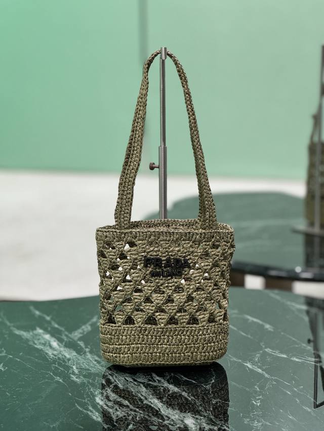 Authentic new raffia tote bag. Perfect for travel and vacations, handcrafted fro