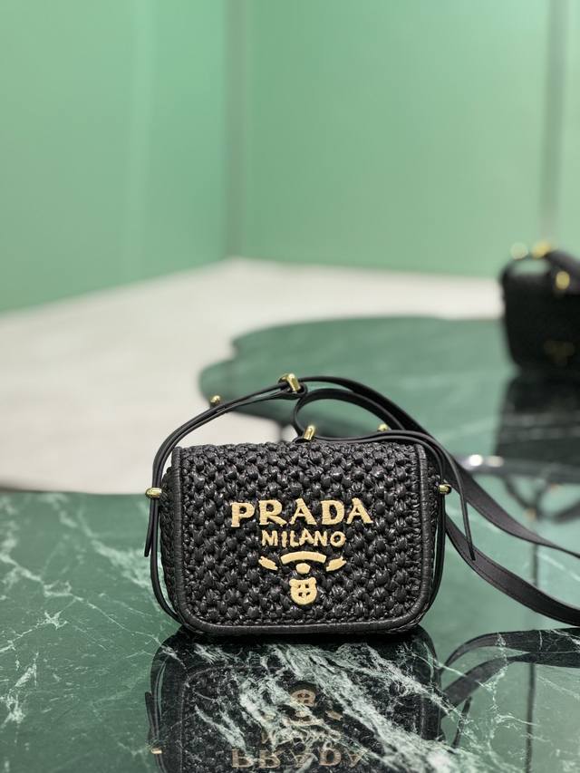 Authentic Woven Shoulder Bag This modern and sophisticated bag is made of woven