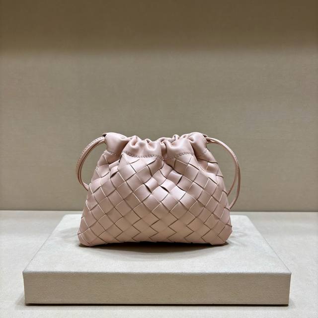 Authentic The new Xiaofu bag has become a fashionable item that every girl has i