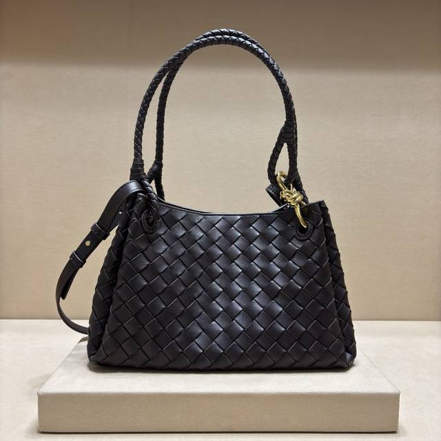 Original leather The new fall arrival, the medium-sized Parachuta, is here. With
