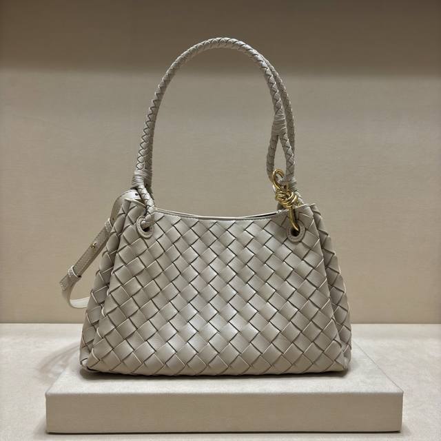 Original leather The new fall arrival, the medium-sized Parachuta, is here. With