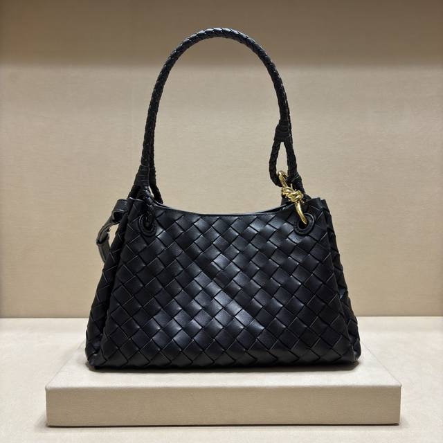Original leather The new fall arrival, the medium-sized Parachuta, is here. With