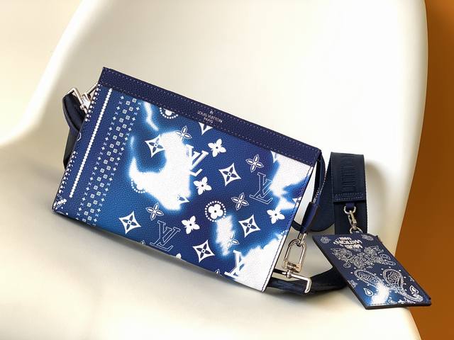 M81431 This Gaston Wearable Wallet combines the functions of a wallet and a smal