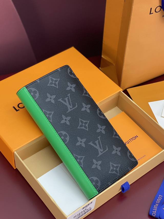 Factory Price p M25846 Green! Brazza Wallet. This Brazza Wallet features the ri