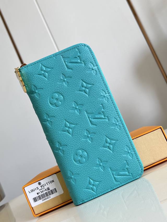 Factory Price: Original, top-quality M13618 Blue. This Takashi Murakami collabo