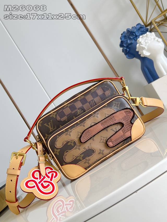 Factory Price: p Premium Original M26068 This Nil crossbody bag features a Mono