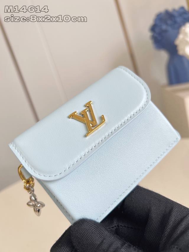 This premium original M14614 Tiny Recto Verso cardholder from the Louis Vuitton