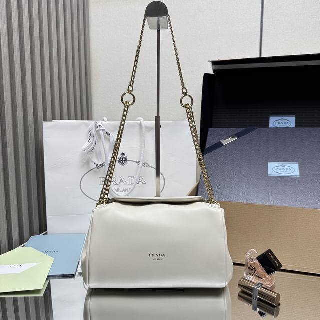 Top Original New Product 1Bd395 This Tumulte bag suggests a dynamic yet refined