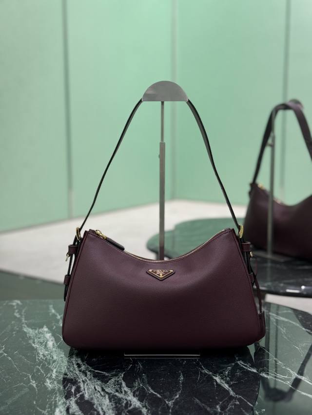 Aimee Underarm Bag Small This leather underarm bag features a simple design and